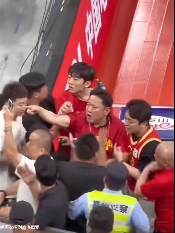 突发！福克斯取关马刺，字母哥交易倒计时，快船计划追求FMVP